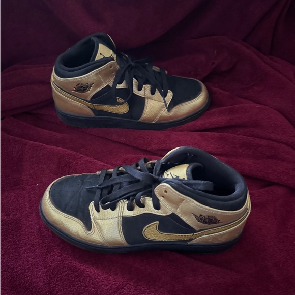 Nike Air Kids Black and Gold Sneakers - Picture 4 of 8